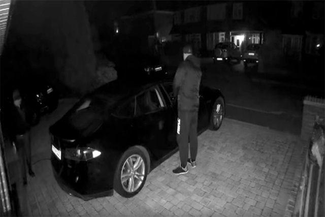Dois ladres precisaram de apenas um minuto para roubar um Tesla