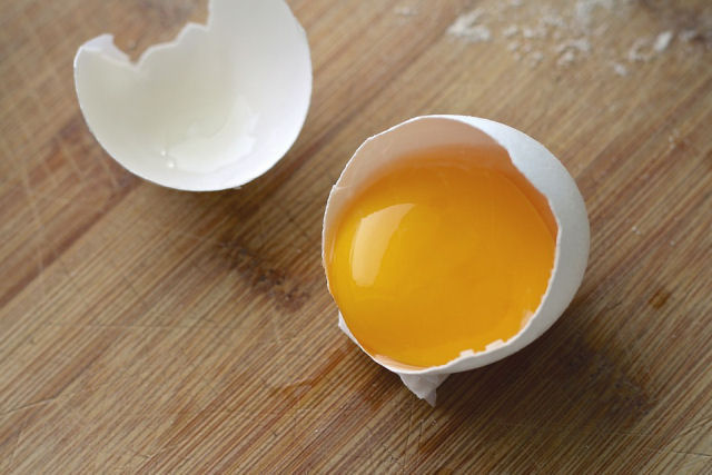 9 anomalias que você pode encontrar nos ovos de galinha (e o que significam)