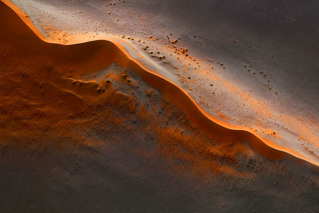 Fotos areas da paisagem rida da Nambia parecem pinturas abstratas