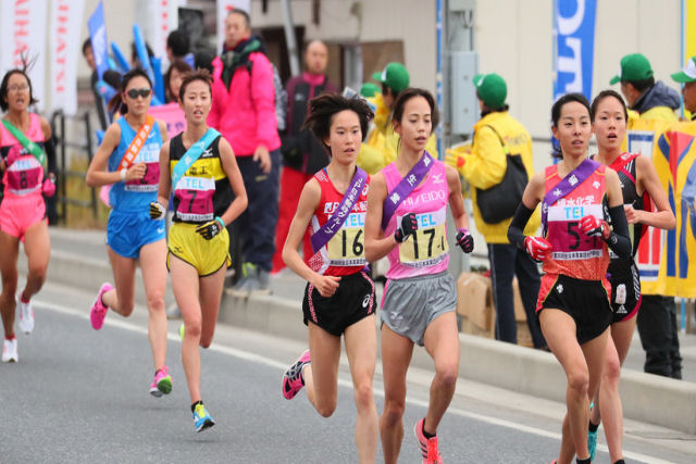 Japonesa termina maratona de revezamento engatinhando depois de fraturar uma perna