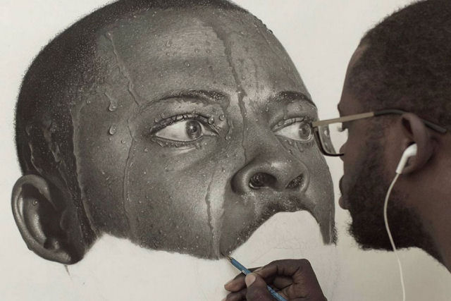 Os desenhos hiperrealistas desse artista nigeriano capturam momentos surreais e poderosas emoções