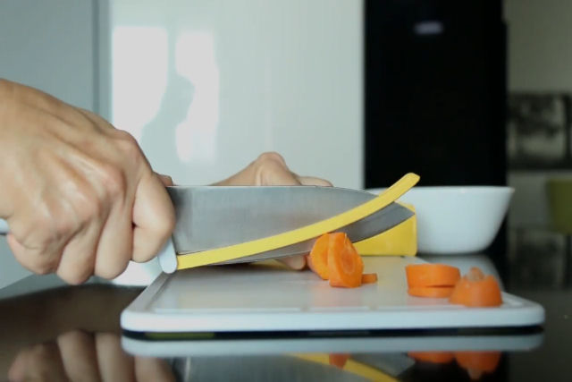 Designer cria uma linha de ferramentas de cozinha para cegos