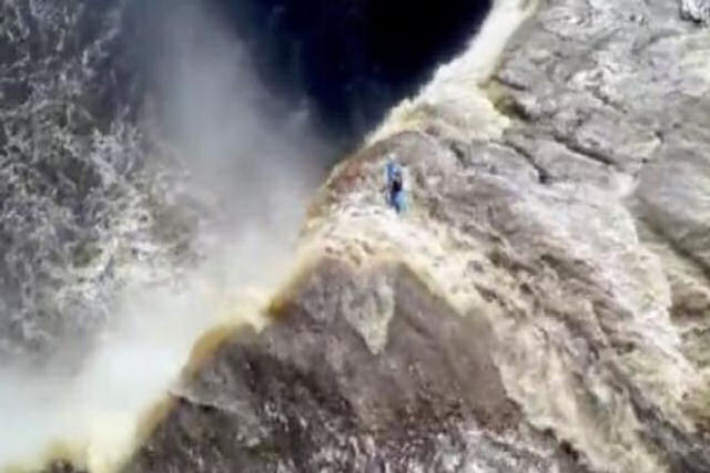 Drone registra o momento em que um caiaqueiro cai por uma cascata com mais de 30 metros e sobrevive 