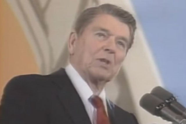 Esta foi a reao do Presidente Ronald Reagan ao estouro de um balo, 2 meses depois de um atentado