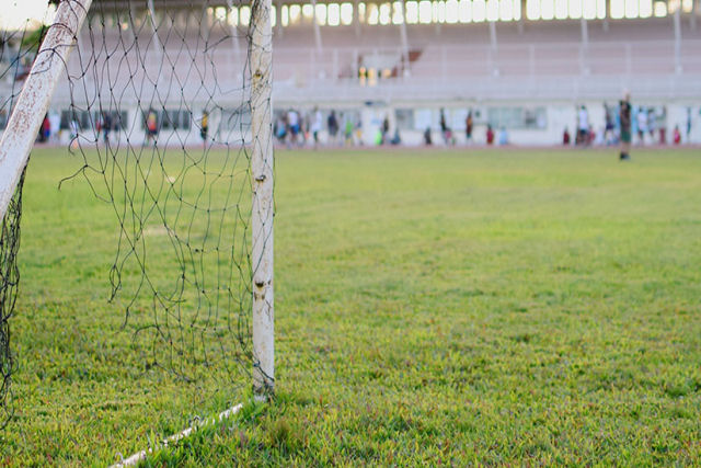 Pai empurra seu filho de 6 anos que estreava como goleiro para impedir um gol