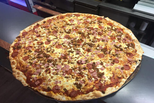 Pizzarai irlandesa paga 2.200 reais para quem comer sua maior pizza em meia hora
