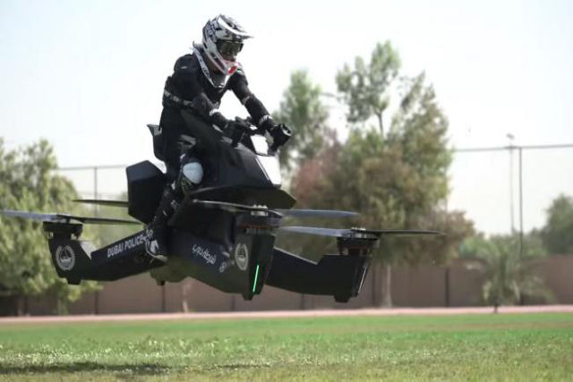 Polcia de Dubai j utiliza motocicletas voadoras