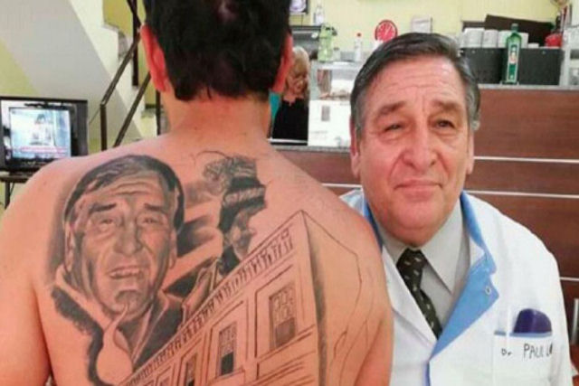 Paciente grato tatuou rosto do mdico, que salvou sua vida, nas costas
