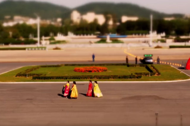 A capital da Coria do Norte parece um povoado de brinquedo neste fascinante time-lapse com efeito tilt-shift