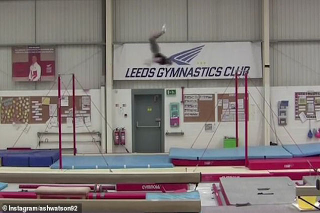 Ginasta britnico voa quase 6 metros de uma barra a outra estabelecendo um recorde mundial