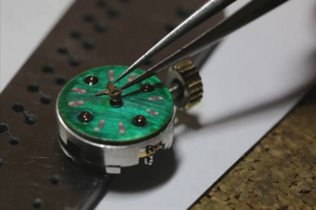 O fascinante vdeo de um relojoeiro solitrio que encontra ordem no caos reparando relgios