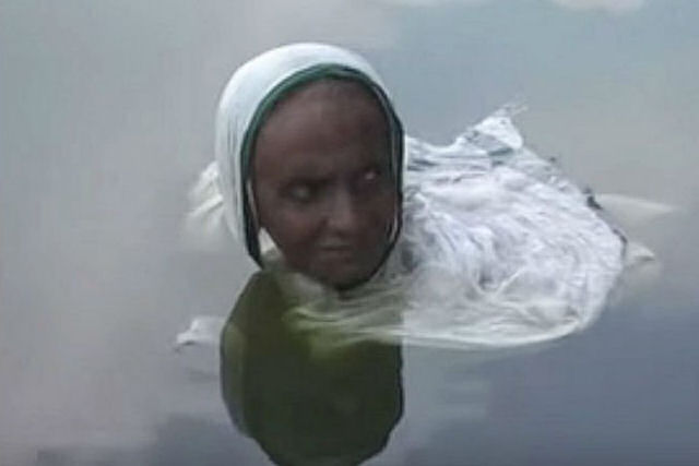 Aparentemente, essa indiana vem passando o dia todo dentro de um lago nos ltimos 20 anos devido a uma doena estranha