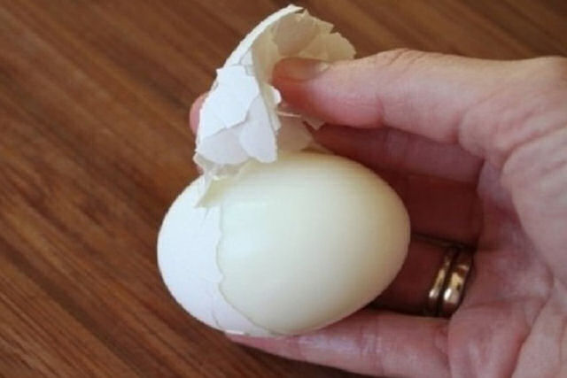O simples truque de um chef para descascar um ovo em segundos