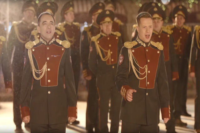 Militares da Guarda Nacional russa interpretam na Praa Vermelha a cano Last Christmas