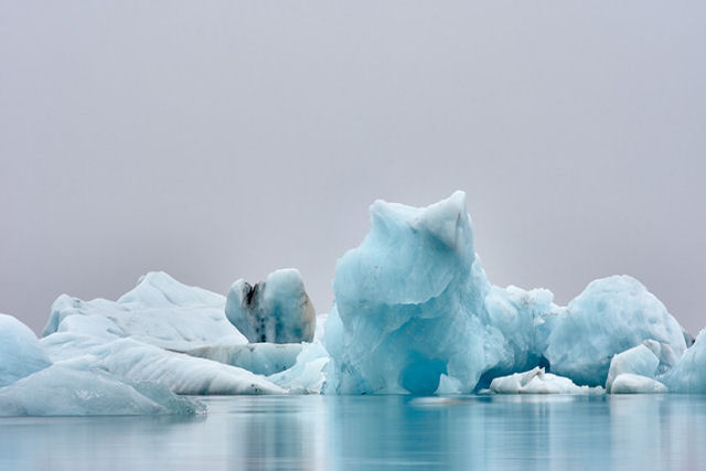Monstro de gelo: um iceberg cobra vida, gira na gua e muda de cor