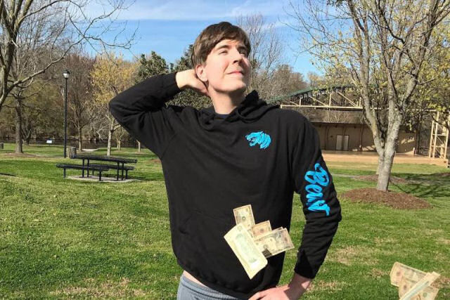O youtuber que presenteou 1 milho de dlares durante meses por fim explica de onde tirou o dinheiro