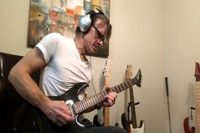 Guitarrista reproduz de forma perfeita o solo icnico de Money do Pink Floyd