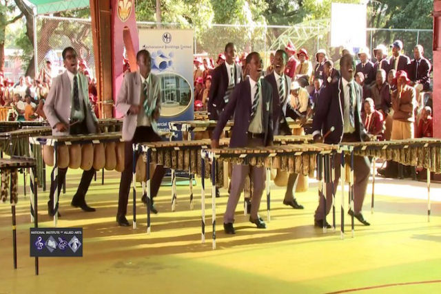 Alunos zimbabuanos apresentam uma rotina com marimbas brilhantemente coreografada