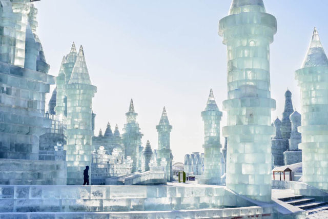 China volta a levantar um monumental reino da fantasia com tijolos de gelo