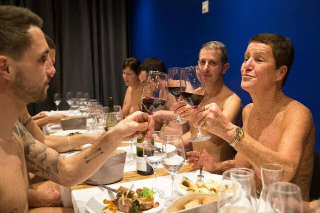 Com uma mo na frente e outra atrs: o primeiro restaurante nudista de Paris fecha 15 meses depois