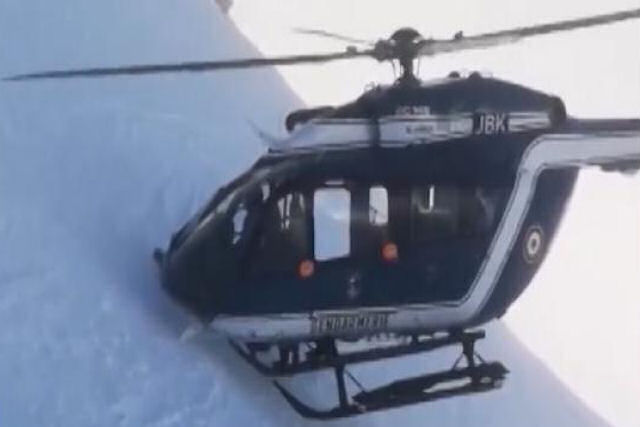H que ter nervos de ao para manobrar como este piloto de helicpteros sobre os Alpes