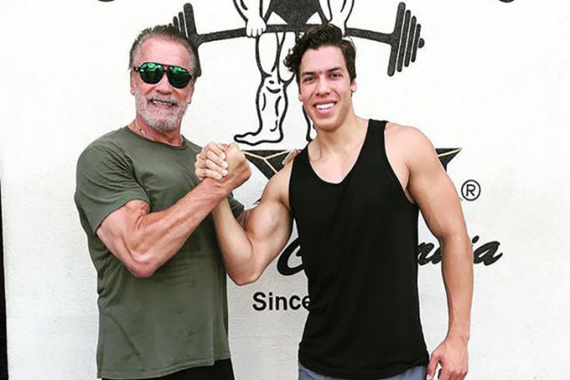 Terminator Jnior: filho bastardo de Schwarzenegger publica uma foto copiando a famosa pose do pai