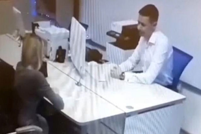 Russa tira a roupa na frente do gerente do banco na tentativa de garantir um emprstimo