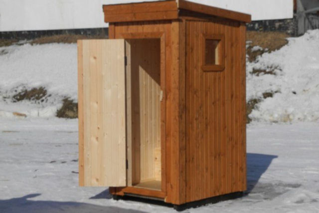 Empresa de utilidade russa instala banheiros de madeira na frente de prdios para envergonhar caloteiros