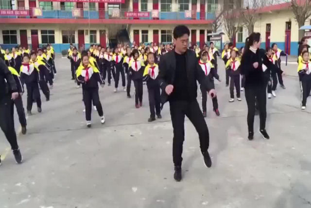 Este diretor de uma escola chinesa aprendeu a danar para motivar os alunos