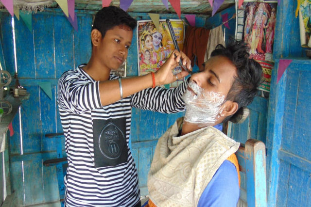 Adolescentes indianas fingem ser garotos por 4 anos para manter a barbearia do pai funcionando