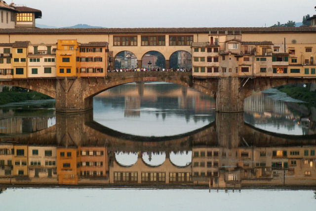 Ponte Vecchio: a ponte medieval cheia de lojas em Florena, Itlia