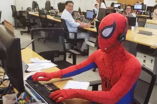 Bancrio pede a conta e aparece no ltimo dia de trabalho vestido de Homem Aranha