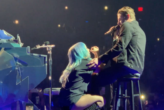 Bradley Cooper e Lady Gaga surpreendem com a verso ao vivo de Shallow