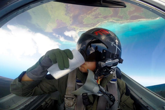 Como fazem os pilotos para girar 360 com um copo na mo sem derramar uma gota de sua bebida