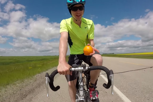 Cientista prova que a terra  redonda usando dois gravetos e uma laranja enquanto pedala