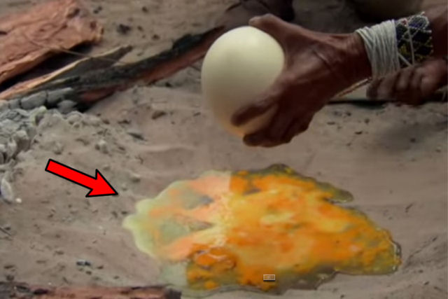 Tribo mostra a maneira mais esquisita de cozinhar uma omelete: na areia!