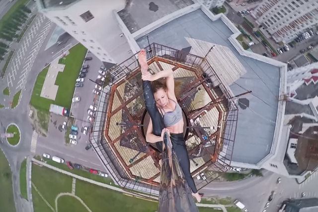 Bailarina russa de pole dance realiza performance no topo de um prdio de 16 andares