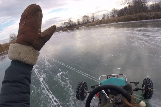 Andando de kart sobre um rio coberto de gelo