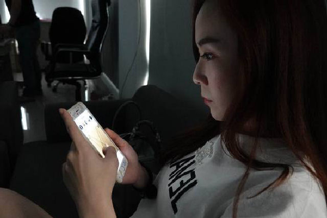 Taiwanesa que ajustava o brilho da tela do celular no mximo terminou com 500 minsculos orifcios em sua crnea