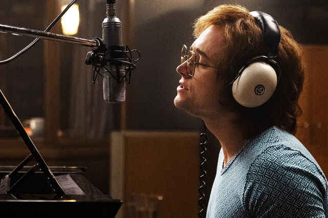 O ator Taron Egerton encarna a essncia musical de Elton John no trailer de Rocketman