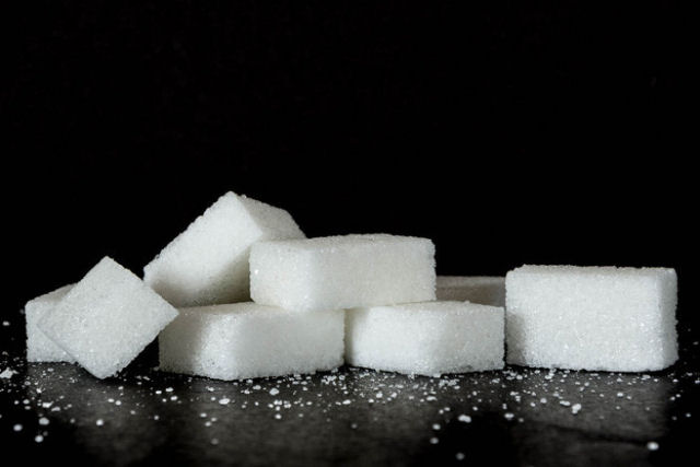 Professor de ciências mostra quanto açúcar há em um refrigerante