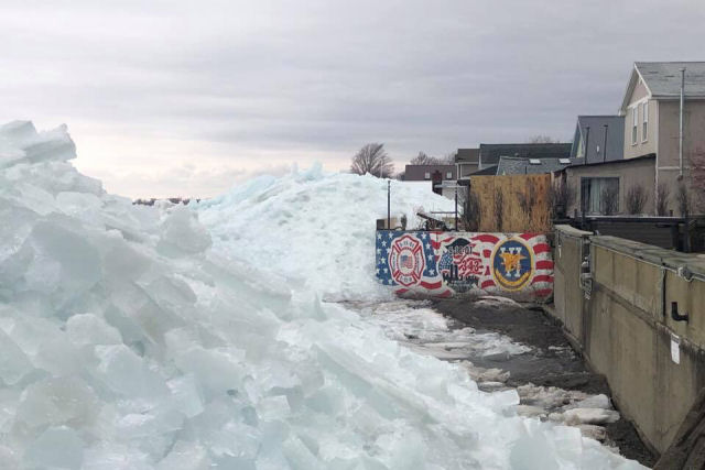 Este  o assustador aspecto de um tsunami de gelo arrasando uma rea residencial
