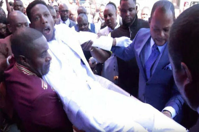Pastor sul-africano traz morto de volta  vida com encenao ridcula de ressurreio