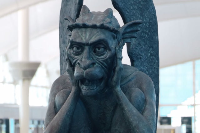 Um grgula falante no aeroporto se envolve com viajantes cticos e crianas curiosas