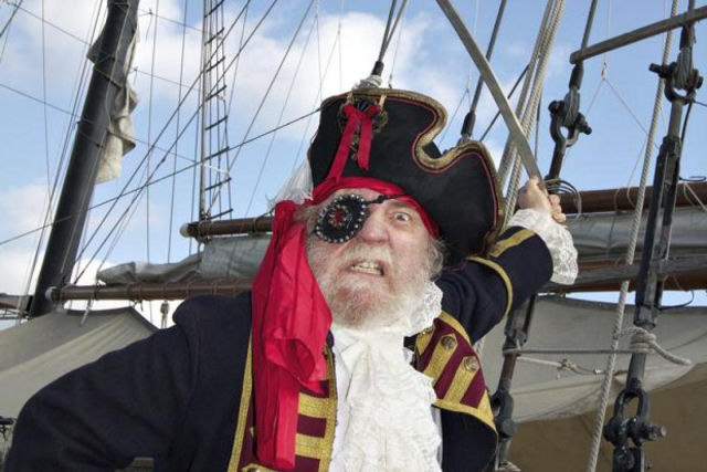 Possivelmente os piratas usavam tapa-olhos por um motivo alheio a um olho perdido?