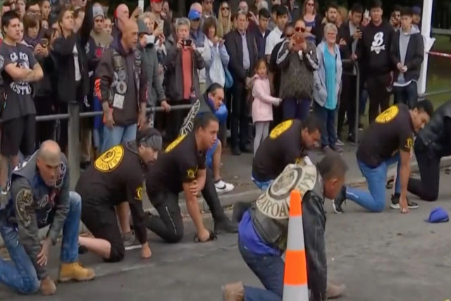 Motoqueiros praticam um haka como sinal de respeito s vtimas do ataque na Nova Zelndia