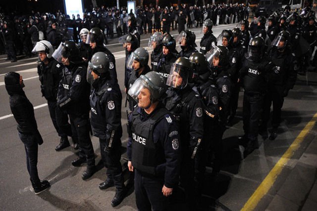 Policial blgaro utiliza gs de pimenta em um protesto, mas equivoca-se e asperge seus prprios colegas