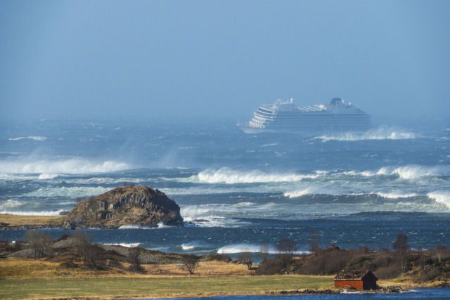 «Foi como o Titanic»: dizem passageiros do cruzeiro norueguês a deriva