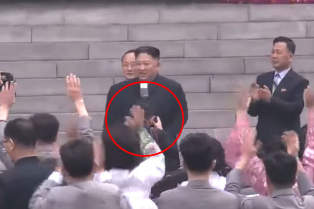 Fotógrafo pessoal de Kim Jong-um é despedido por tampar o pescoço do líder brevemente com o flash