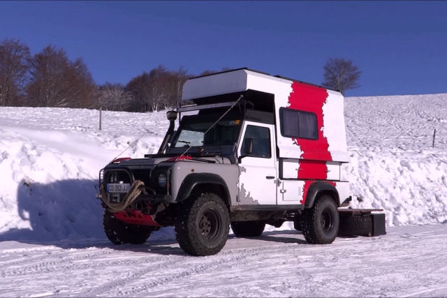 Casal nmade transforma seu Land Rover Defender em um motorhome apenas pressionando um boto